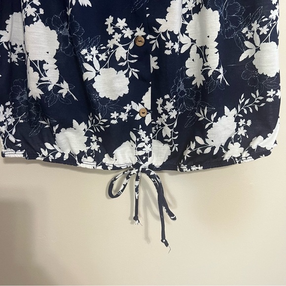 Modern Attraction Navy Blue White Floral Short Sleeve Button Up Top size large - Picture 5 of 7